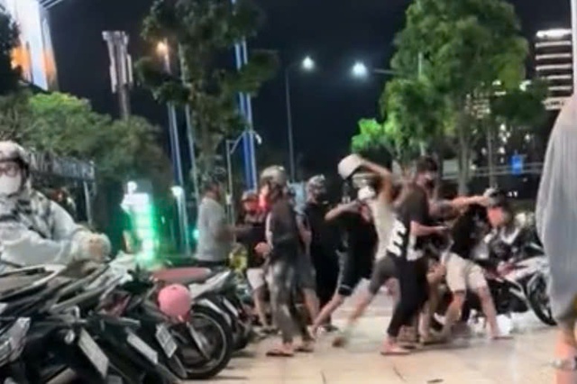 TP.HCM: Gần 10 người hành hung 1 thiếu niên trong khu đô thị Sala TP.HCM: Gần 10 người hành hung 1 thiếu niên trong khu đô thị Sala