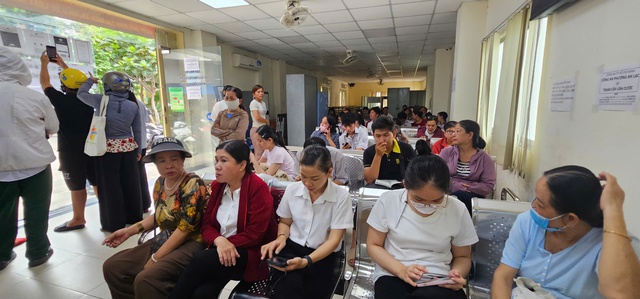 Công an TP.HCM 'gỡ rối' cho người dân không rành công nghệ- Ảnh 2. Công an TP.HCM 'gỡ rối' cho người dân không rành công nghệ- Ảnh 2.