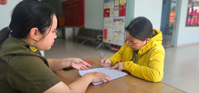 Công an TP.HCM ‘gỡ rối’ cho người dân không rành công nghệ Công an TP.HCM ‘gỡ rối’ cho người dân không rành công nghệ
