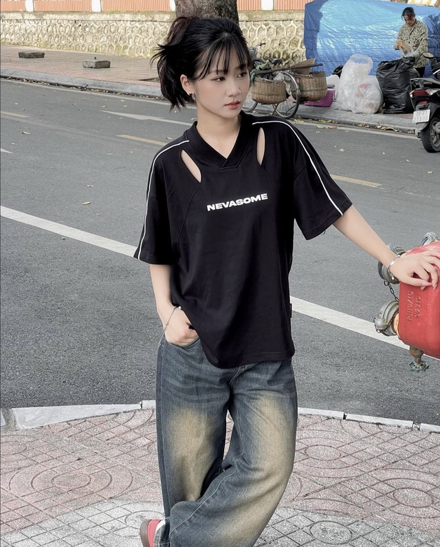 Áo thun cổ chữ V, món đồ không thể thiếu của cô nàng hiện đại- Ảnh 1.
