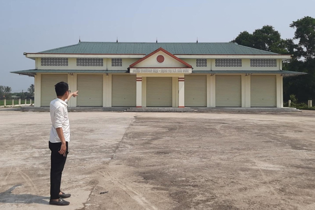 Chợ tiền tỉ Quảng Trị bỏ hoang hai năm vì giá đấu lô quầy quá cao - Ảnh 1.