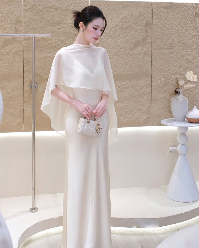 Chạm đến 'đỉnh cao' thanh lịch với khăn choàng lụa- Ảnh 2.