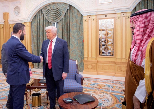 Ông Trump ký lệnh dỡ bỏ lệnh trừng phạt đối với Syria sau 20 năm - Ảnh 1.