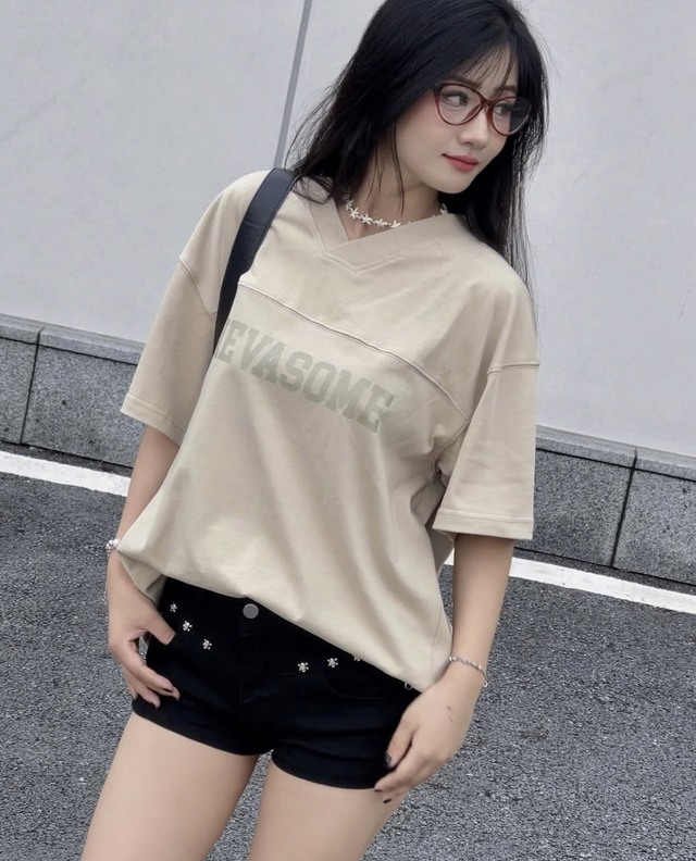 Áo thun cổ chữ V, món đồ không thể thiếu của cô nàng hiện đại- Ảnh 4.
