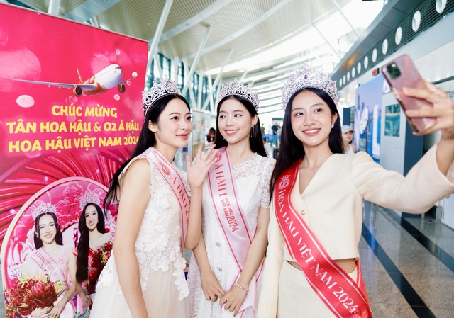 Tân Hoa hậu Việt Nam bay cùng Vietjet trên hành trình đầu tiên sau lễ đăng quang - Ảnh 2.