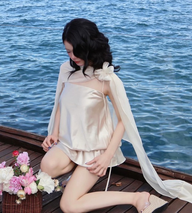 Chạm đến 'đỉnh cao' thanh lịch với khăn choàng lụa- Ảnh 3.