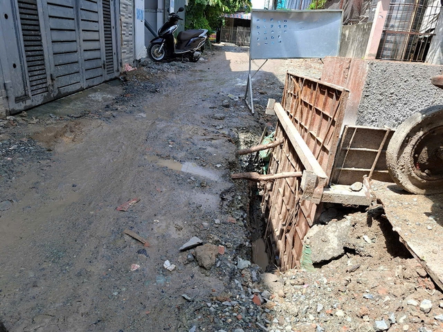 Khổ sở v&igrave; đường thi c&ocirc;ng L&ecirc; Thị Dung k&eacute;o d&agrave;i g&acirc;y kh&oacute; khăn cho người d&acirc;n - Ảnh 1.