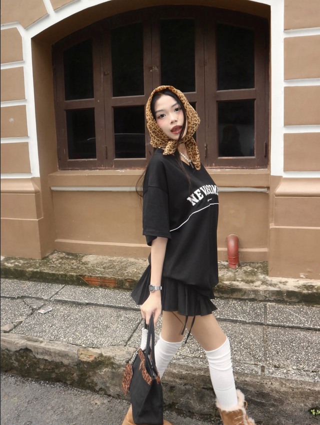 Áo thun cổ chữ V, món đồ không thể thiếu của cô nàng hiện đại- Ảnh 6.