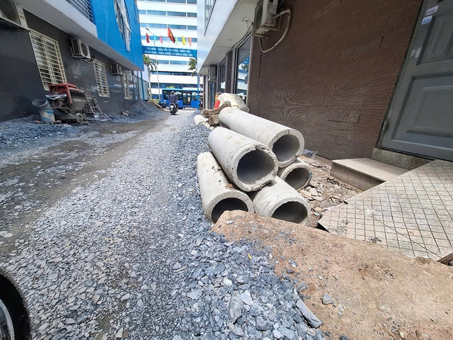 Khổ sở v&igrave; đường thi c&ocirc;ng L&ecirc; Thị Dung k&eacute;o d&agrave;i g&acirc;y kh&oacute; khăn cho người d&acirc;n - Ảnh 2.