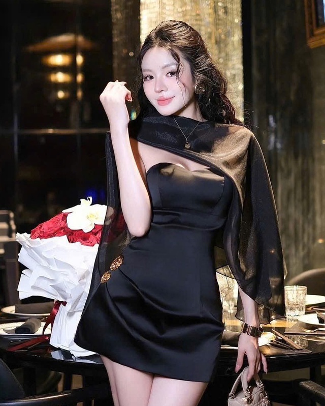 Chạm đến 'đỉnh cao' thanh lịch với khăn choàng lụa- Ảnh 5.