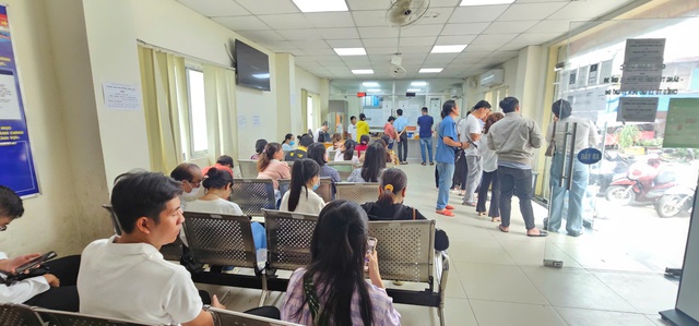 Công an TP.HCM 'gỡ rối' cho người dân không rành công nghệ- Ảnh 3. Công an TP.HCM 'gỡ rối' cho người dân không rành công nghệ- Ảnh 3.