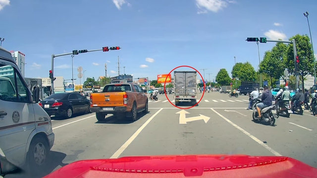 Xe tải ngang nhiên vượt đèn đỏ, luồn lách giữa hàng xe để băng qua giao lộ