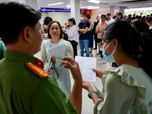 TP.HCM vận hành chính quyền 2 cấp: Người dân xếp hàng từ sớm làm hộ chiếu- Ảnh 8.