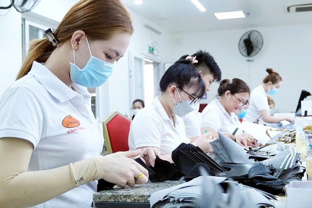 Dệt may, da giày ‘căng mình’ trước ngày thuế đối ứng có hiệu lực