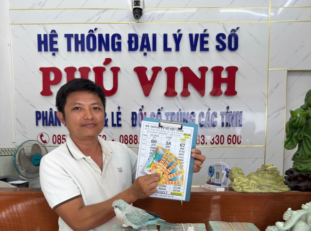 Hai anh em trúng độc đắc 10 tỉ, thuê xe 16 chỗ đến đại lý nhận tiền mặt