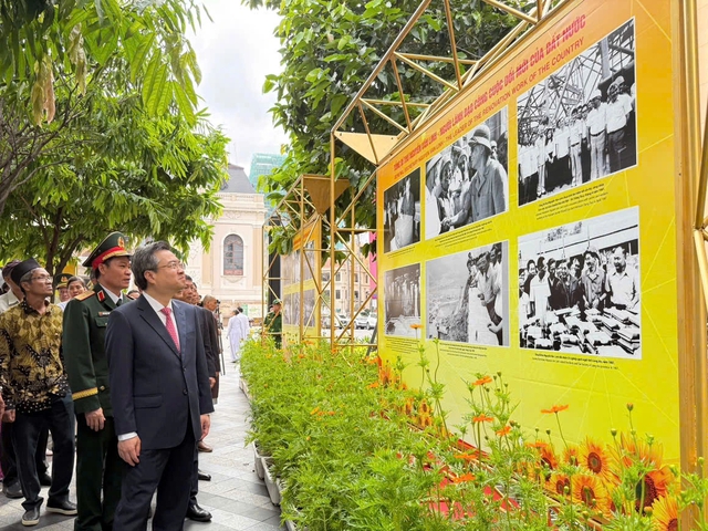 Dâng hương, khai mạc triển lãm ảnh tưởng nhớ cố Tổng Bí thư Nguyễn Văn Linh- Ảnh 3.