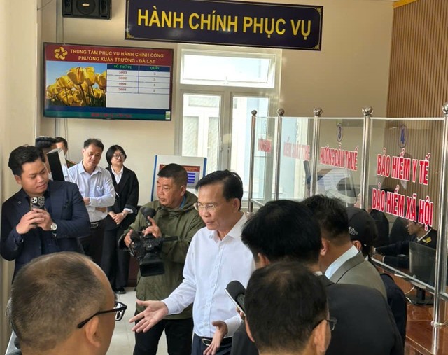 Chủ tịch tỉnh Lâm Đồng 'vi hành' trung tâm phục vụ hành chính công- Ảnh 5. Chủ tịch tỉnh Lâm Đồng 'vi hành' trung tâm phục vụ hành chính công- Ảnh 5.