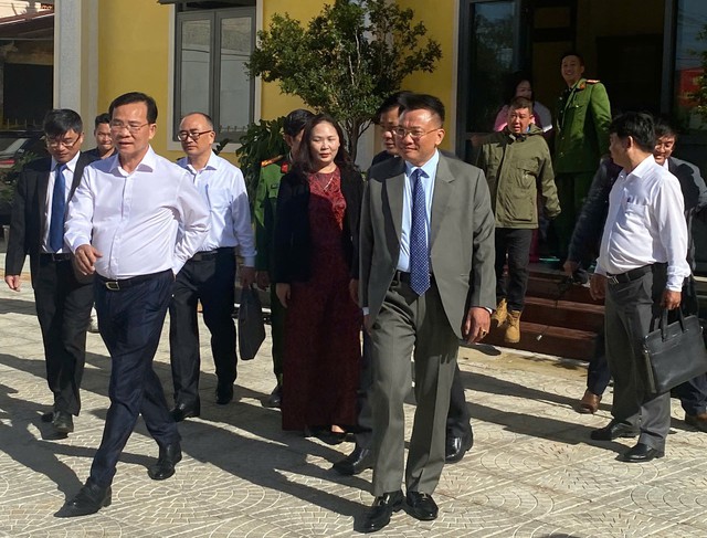 Chủ tịch tỉnh Lâm Đồng 'vi hành' trung tâm phục vụ hành chính công- Ảnh 4. Chủ tịch tỉnh Lâm Đồng 'vi hành' trung tâm phục vụ hành chính công- Ảnh 4.