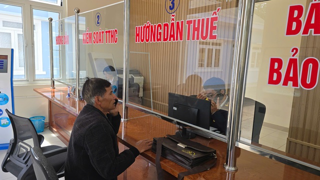 Chủ tịch tỉnh Lâm Đồng 'vi hành' trung tâm phục vụ hành chính công- Ảnh 2. Chủ tịch tỉnh Lâm Đồng 'vi hành' trung tâm phục vụ hành chính công- Ảnh 2.