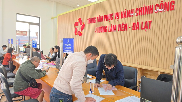 Chủ tịch tỉnh Lâm Đồng 'vi hành' trung tâm phục vụ hành chính công- Ảnh 8. Chủ tịch tỉnh Lâm Đồng 'vi hành' trung tâm phục vụ hành chính công- Ảnh 8.