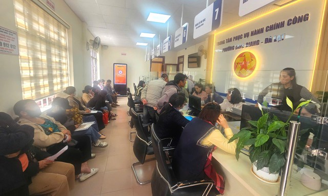 Chủ tịch tỉnh Lâm Đồng 'vi hành' trung tâm phục vụ hành chính công- Ảnh 12. Chủ tịch tỉnh Lâm Đồng 'vi hành' trung tâm phục vụ hành chính công- Ảnh 12.