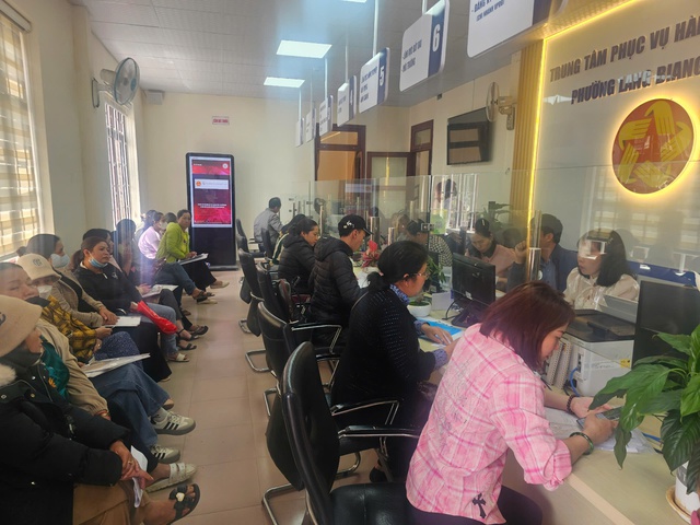 Chủ tịch tỉnh Lâm Đồng 'vi hành' trung tâm phục vụ hành chính công- Ảnh 11. Chủ tịch tỉnh Lâm Đồng 'vi hành' trung tâm phục vụ hành chính công- Ảnh 11.