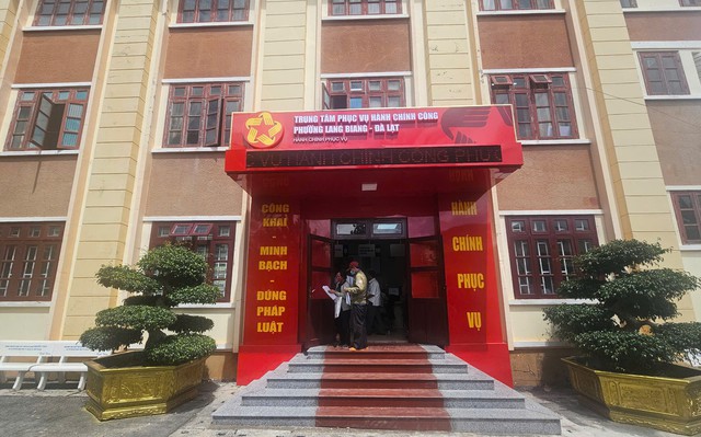 Chủ tịch tỉnh Lâm Đồng 'vi hành' trung tâm phục vụ hành chính công- Ảnh 10. Chủ tịch tỉnh Lâm Đồng 'vi hành' trung tâm phục vụ hành chính công- Ảnh 10.