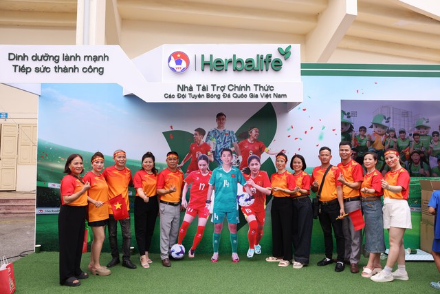Herbalife cùng Đội tuyển Bóng đá Nữ Quốc gia Việt Nam chinh phục đấu trường châu Á - Ảnh 1.