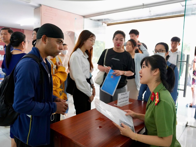 TP.HCM vận hành chính quyền 2 cấp: Người dân xếp hàng từ sớm làm hộ chiếu- Ảnh 9.