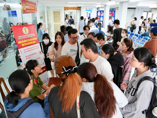 TP.HCM vận hành chính quyền 2 cấp: Người dân xếp hàng từ sớm làm hộ chiếu- Ảnh 7.