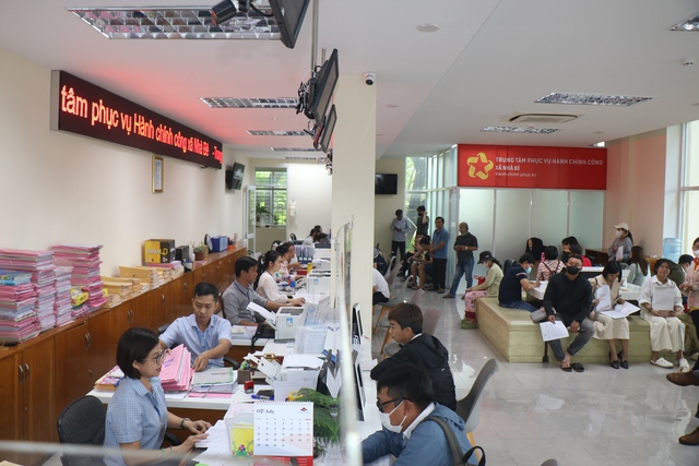 Người dân TP.HCM 'sướng' khi ngồi máy lạnh làm thủ tục hành chính - Ảnh 1. Người dân TP.HCM 'sướng' khi ngồi máy lạnh làm thủ tục hành chính - Ảnh 1.