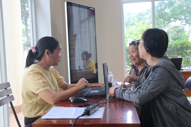 Người dân TP.HCM 'sướng' khi ngồi máy lạnh làm thủ tục hành chính - Ảnh 5. Người dân TP.HCM 'sướng' khi ngồi máy lạnh làm thủ tục hành chính - Ảnh 5.