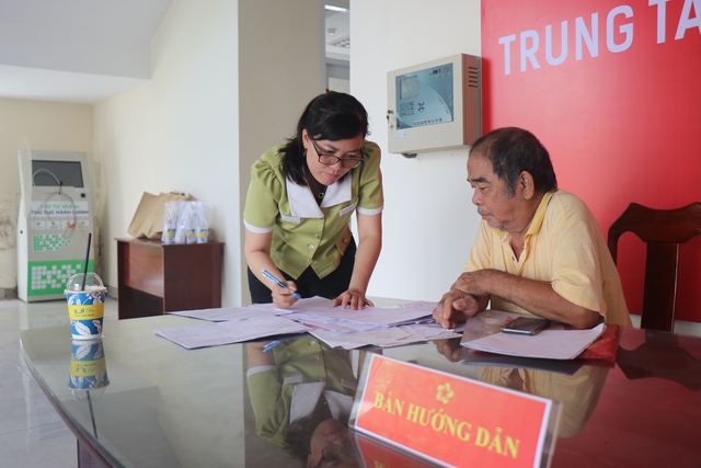 Người dân TP.HCM 'sướng' khi ngồi máy lạnh làm thủ tục hành chính - Ảnh 2. Người dân TP.HCM 'sướng' khi ngồi máy lạnh làm thủ tục hành chính - Ảnh 2.