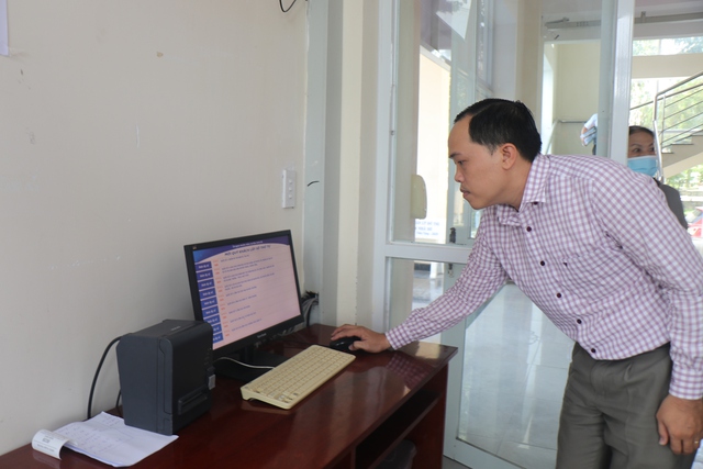 Người dân TP.HCM 'sướng' khi ngồi máy lạnh làm thủ tục hành chính - Ảnh 4. Người dân TP.HCM 'sướng' khi ngồi máy lạnh làm thủ tục hành chính - Ảnh 4.
