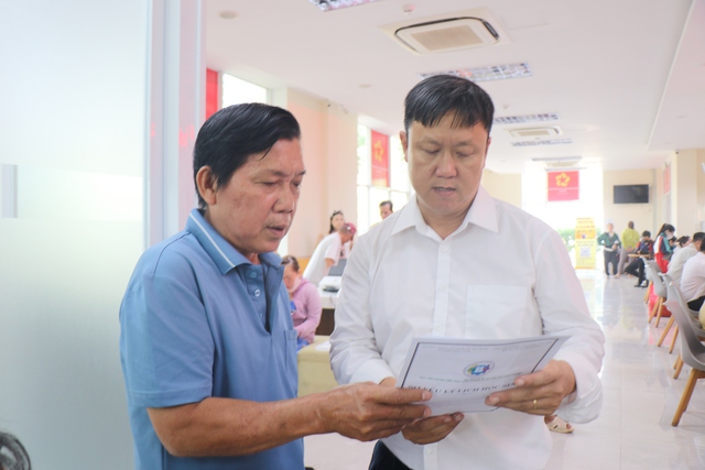 Người dân TP.HCM 'sướng' khi ngồi máy lạnh làm thủ tục hành chính - Ảnh 3. Người dân TP.HCM 'sướng' khi ngồi máy lạnh làm thủ tục hành chính - Ảnh 3.