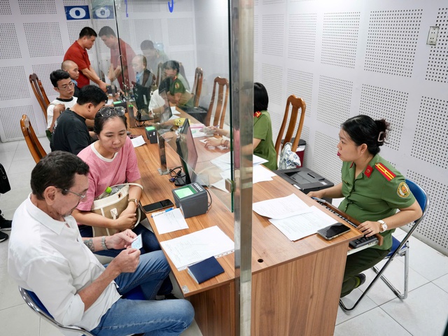 TP.HCM vận hành chính quyền 2 cấp: Người dân xếp hàng từ sớm làm hộ chiếu- Ảnh 13.