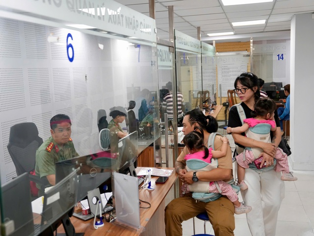 TP.HCM vận hành chính quyền 2 cấp: Người dân xếp hàng từ sớm làm hộ chiếu- Ảnh 1.
