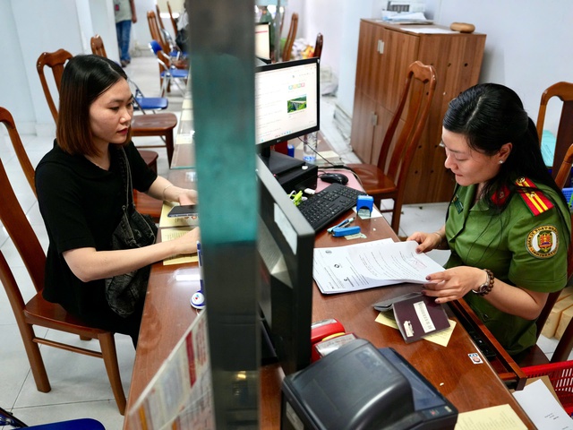 TP.HCM vận hành chính quyền 2 cấp: Người dân xếp hàng từ sớm làm hộ chiếu- Ảnh 15.