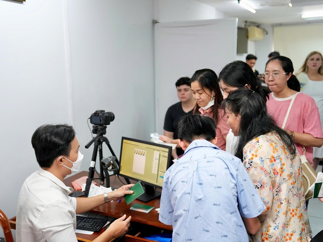 TP.HCM vận hành chính quyền 2 cấp: Người dân xếp hàng từ sớm làm hộ chiếu- Ảnh 10.