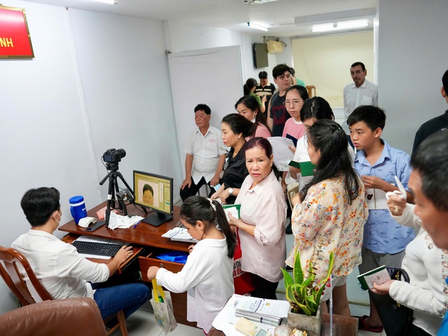 TP.HCM vận hành chính quyền 2 cấp: Người dân xếp hàng từ sớm làm hộ chiếu- Ảnh 4.