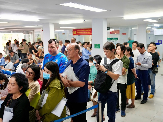 TP.HCM vận hành chính quyền 2 cấp: Người dân xếp hàng từ sớm làm hộ chiếu- Ảnh 11.