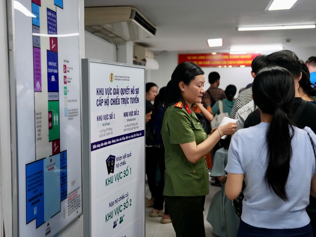 TP.HCM vận hành chính quyền 2 cấp: Người dân xếp hàng từ sớm làm hộ chiếu- Ảnh 3.