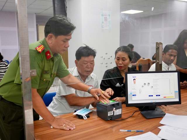 TP.HCM vận hành chính quyền 2 cấp: Người dân xếp hàng từ sớm làm hộ chiếu- Ảnh 12.