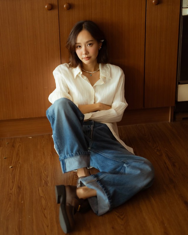 Quần jeans xanh và áo sơ mi, cặp đôi bảo chứng cho mọi phong cách- Ảnh 3. Quần jeans xanh và áo sơ mi, cặp đôi bảo chứng cho mọi phong cách- Ảnh 3.