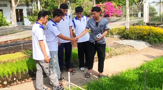 Sinh viên sáng chế máy đo 7 chỉ số quan trọng của đất- Ảnh 1.