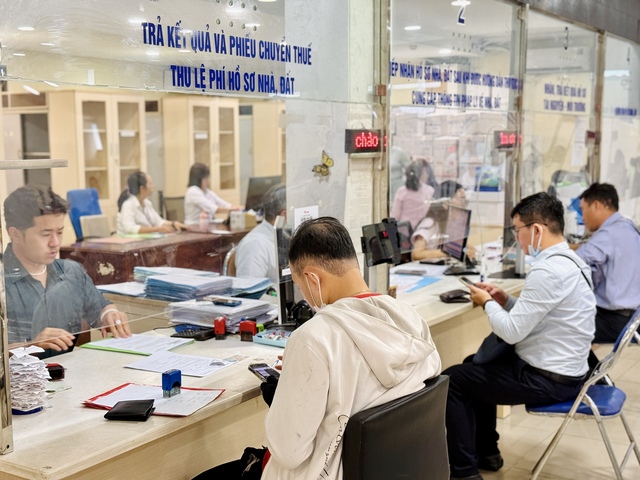 Ngày đầu người dân đến phường mới ở TP.HCM làm thủ tục hành chính - Ảnh 1.