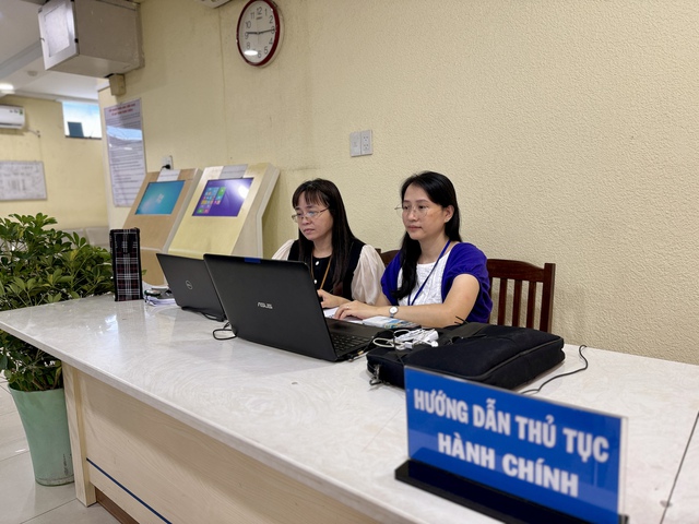 Ngày đầu người dân đến phường mới ở TP.HCM làm thủ tục hành chính - Ảnh 2.