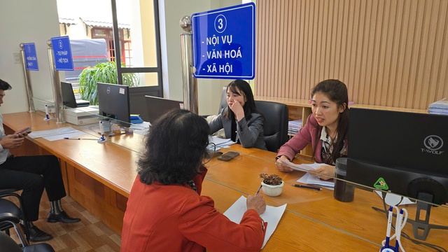 Chủ tịch tỉnh Lâm Đồng 'vi hành' trung tâm phục vụ hành chính công- Ảnh 9. Chủ tịch tỉnh Lâm Đồng 'vi hành' trung tâm phục vụ hành chính công- Ảnh 9.