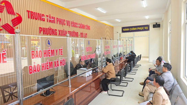 Chủ tịch tỉnh Lâm Đồng 'vi hành' trung tâm phục vụ hành chính công- Ảnh 1. Chủ tịch tỉnh Lâm Đồng 'vi hành' trung tâm phục vụ hành chính công- Ảnh 1.