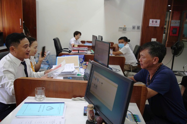 Ngày đầu làm việc ở chính quyền xã mới: 'Xử lý thủ tục chỉ mất 15 phút’ - Ảnh 1.